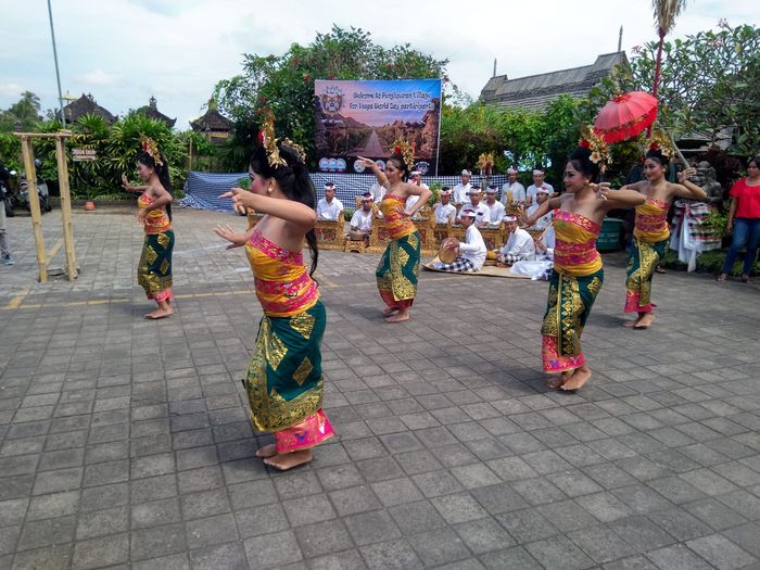 Tarian adat khas Bali menyambut kedatangan rombongan di desa adat Panglipuran