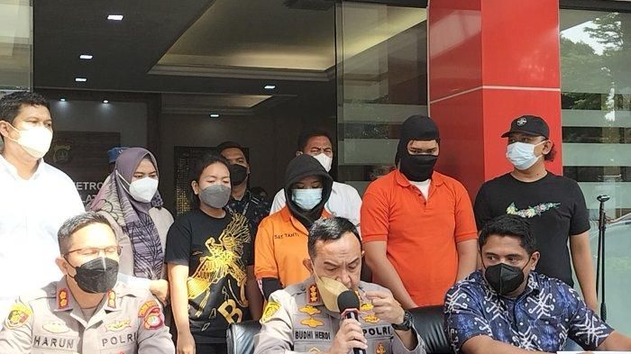 Tersangka kasus pengeroyokan terhadap seorang cewek dan pelaku penabrak anggota Polisi,Bripka HY saat konferensi pers di Polres Metro Jakarta Selatan
