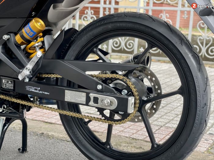 Suspensi belakang pakai shock Ohlins