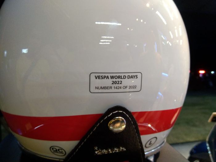 Terdapat serial number di belakang helm, yang ini 1424 dari 2022