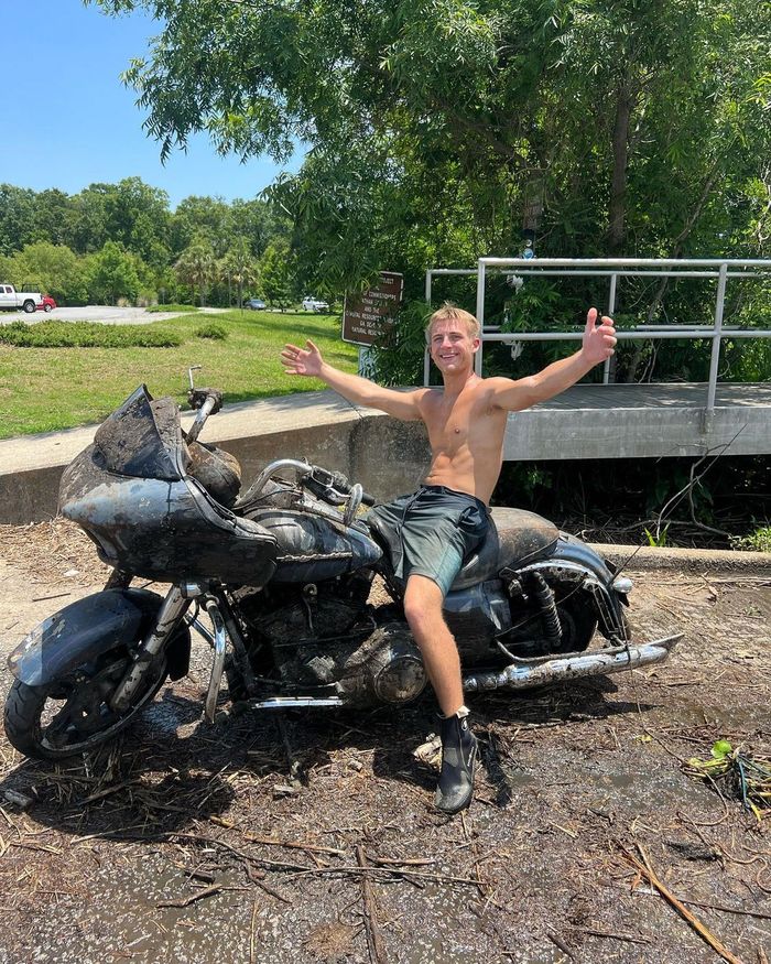 Mencari rongsok disungai pria ini temukan Harley-Davidson Road Glide