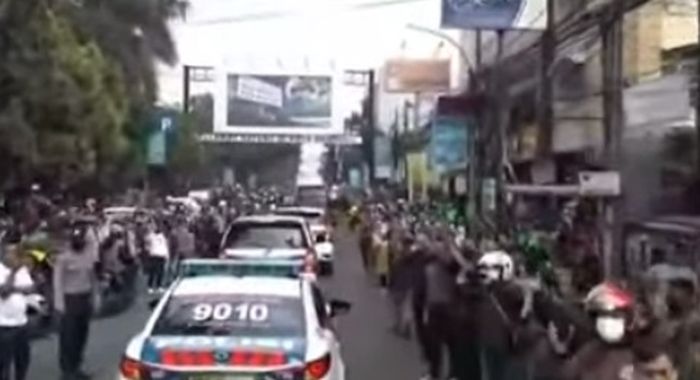 Romobongan Mobil Jenazah Putra Ridwan Kamil Menuju Pemakaman saat melewati jalanan kota Bandung.