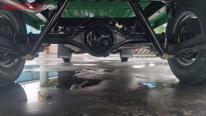 Kolong Toyota Kijang Doyok yang direstorasi di Jakarta.