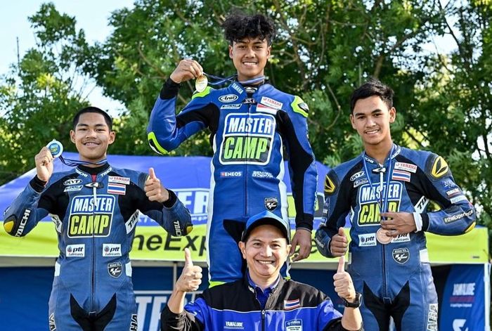 Aldi Satya Mahendra (tengah) saat memenangkan lomba minigp yang jadi salah satu rangkaian The Mastercamp. 