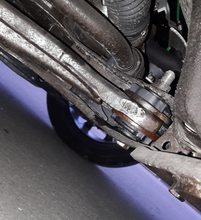 Masalah lower arm bunyi bisa dibereskan dengan menambahkan karet agar tidak langsung bersinggungan