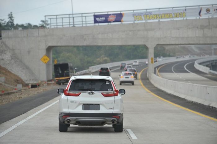 Saat melaju di jalan tol, jangan nyalakan lampu hazard jika ngerem dadakan. 