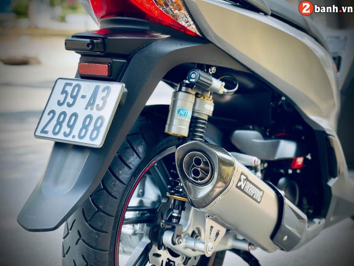 Knalpot diganti dengan produk Akrapovic