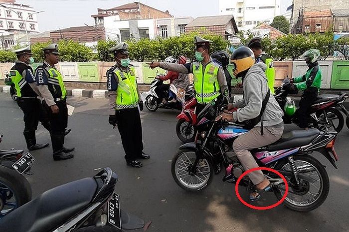Foto Ilustrasi razia lalu lintas dan ada pengendara motor pakai sandal japit