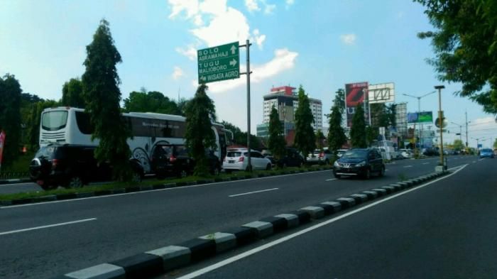 Jalan Ring Road Utara di Yogyakarta yang ada jalur lambat khusus motor mengarah ke timur. 