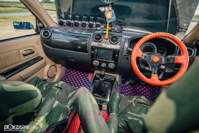 Tampilan kabin modifikasi Isuzu D-Max lawas yang kental aura racing