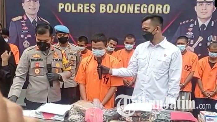 F (23) pelaku maling Mitsubishi Pajero Sport dinas Bupati Bojonegoro, Anna Muawanah saat konferensi pers di Mapolres Bojonegoro, (14/6/22)