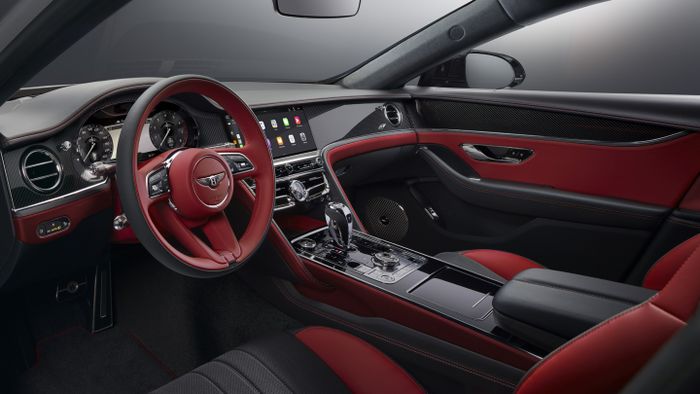 Interior Flying Spur S bernuansa hitam merah dengan aksen serat karbon.