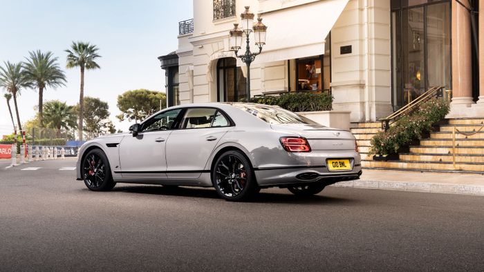 Bentley Flying Spur S dapat dibedakan dengan eksterior beraksen hitam.