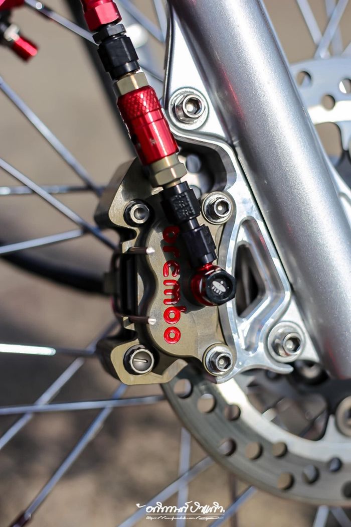 Kaki-kaki diberi pelek jari-jari dan pengereman berkaliper Brembo