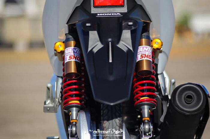 Suspensi belakang pakai shock Showa