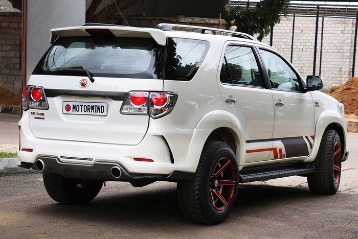 Tampilan belakang modifikasi Toyota Fortuner lawas garapan Motormind, India