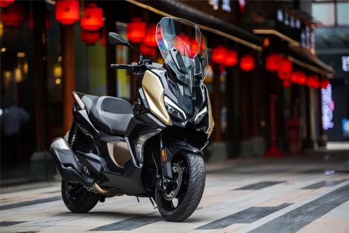 Meluncur motor baru QJMotor Fort 350 2022 siap bikin Yamaha XMAX minder