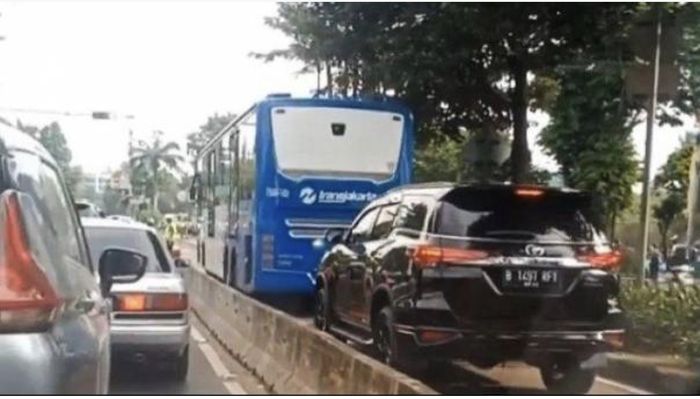 Foto sopir Toyota Fortuner pelat RFY yang terobos busway sengaja dirahasiakan polisi. Begitu pula pemilik Fortuner pelat dewa nan sakti itu.