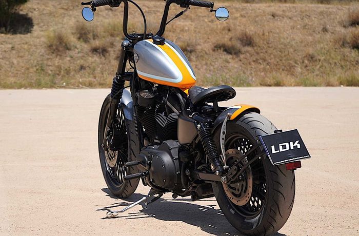 Harley-Davidson Sportster dengan livery Gulf Oil ini kreasi Lord Drake Kustoms