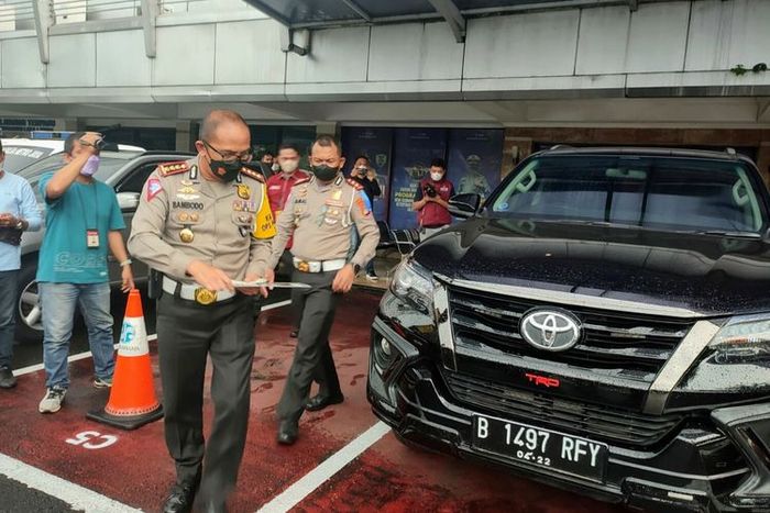 Toyota Fortuner nopol B 1497 RFY penerobos jalur Busway sudah diamankan Polisi, pelat dicabut