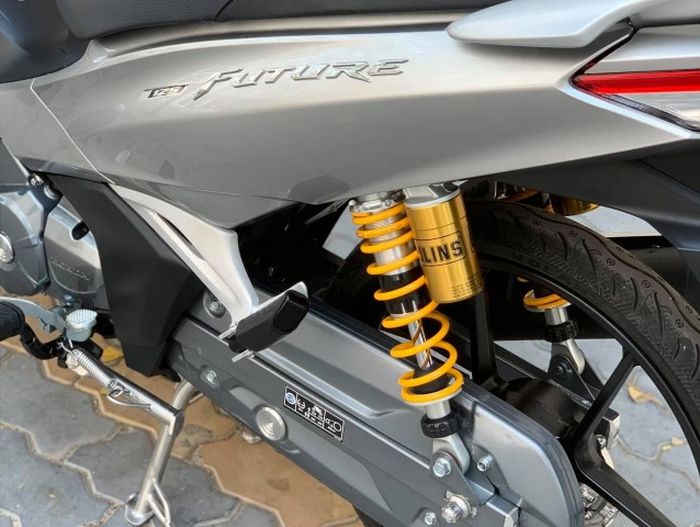 Suspensi belakang pakai shock Ohlins