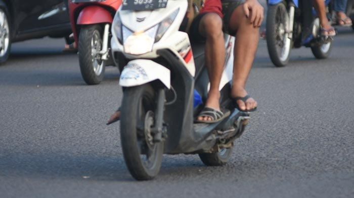 Kasatlantas Polres Surabaya, AKBP Teddy Chandra tegaskan kabar terkait tilang pengendara yang menggunakan sandal jepit adalah hoax. 
