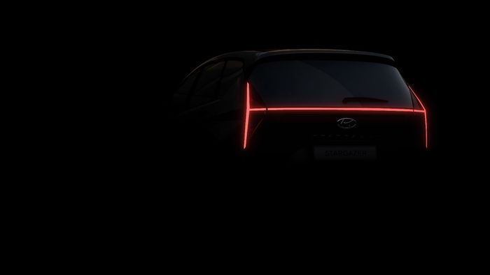 Teaser buritan Hyundai Stargazer yang menampilkan lampu belakang berbentuk huruf H.