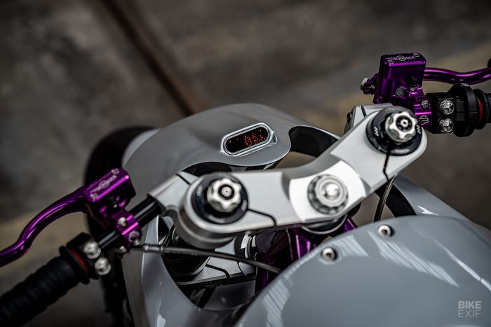 Area kokpit dibuat minimalis dan elegan