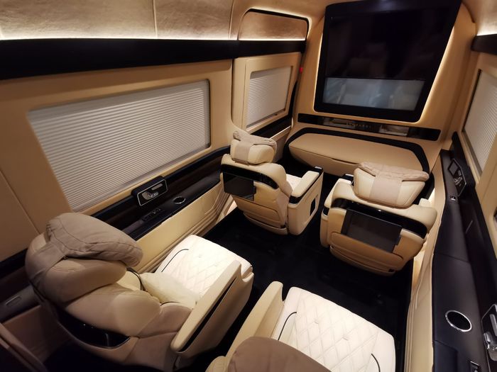 Luxurious VIP Wall pada Mercedes-Benz Sprinter ini didesain benar-benar baru dan juga sudah ditanam audio sistem mumpuni