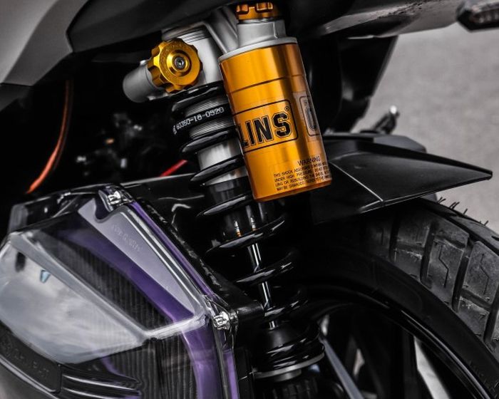 Suspensi belakang pakai shock Ohlins yang diberi HPA