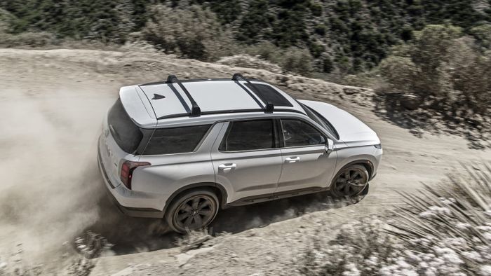 Beberapa fitur baru Palisade XRT adalah penambahan cross bar dan sunroof.