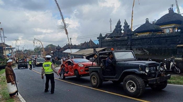 Evakuasi salah satu mobil yang tertabrak bus di Pacung, Baturiti, Tabanan Sabtu 18 Juni 2022.  