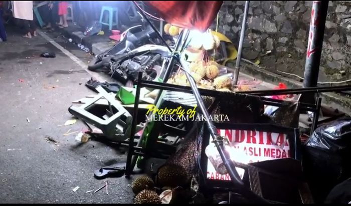 Lapak pedagang durian buyar disabet Mitsubishi Xpander di Rawasari, Cempaka Putih, Jakarta Pusat