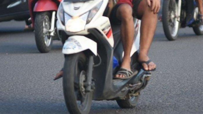 Ilustrasi pengendara motor memakai sandal jepit.