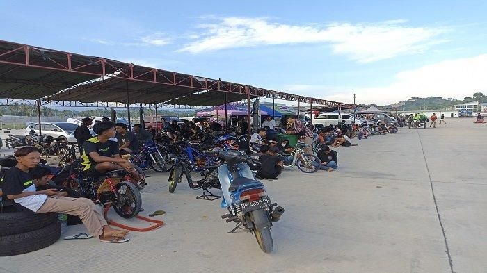 Suasana luar area paddock Sirkuit Mandalika yang dibanjiri oleh peserta drag bike hari ini Sabtu (18/6/2022).