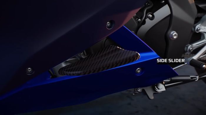 Side slider bahan carbon, berfungsi seperti crash bar dengan model shark fin.