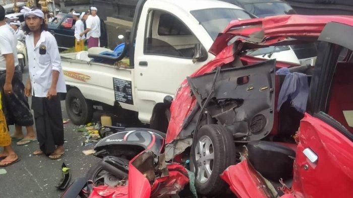 Kondisi beberapa mobil yang hancur diterjang bus maut di Baturiti, Tabanan, Bali