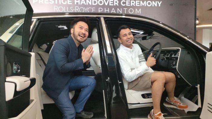 Raffi Ahmad dan Rudy Salim berpose di depan mobil mewah