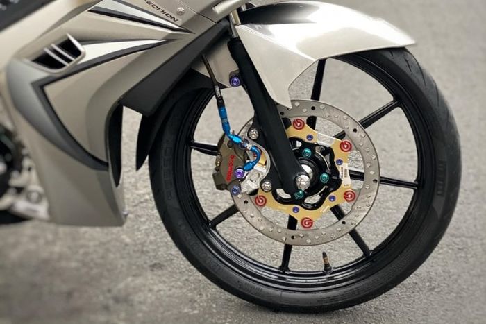 Kaki-kaki diberi pelek RCB dan pengereman Brembo