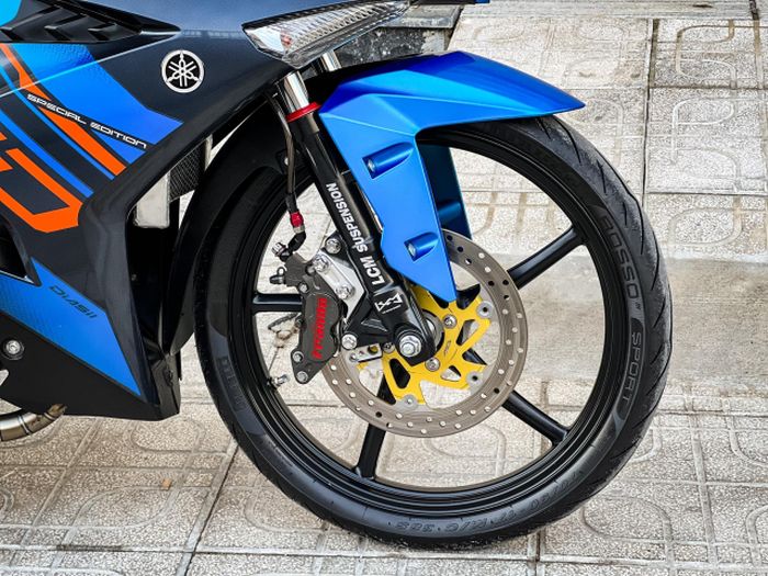 Kaki-kaki diberikan garpu depan LCM Suspension, pelek RCB, dan pengereman berkaliper Frando