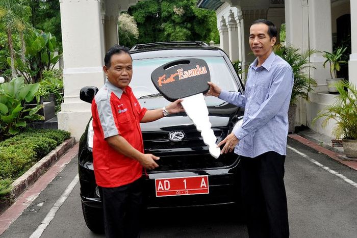 Joko Widodo saat menerima mobil dinas dari Sukiat yang berlogo KE.