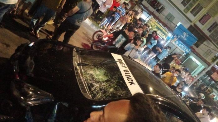 Kaca depan Toyota Agya pecah usai diamuk massa akibat tabrak Honda Scoopy di Bengkong, kota Batam