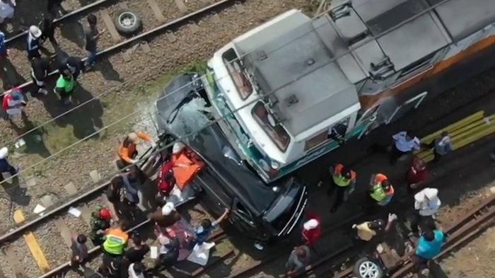 Avanza vs Kereta Api - Minibus Avanza berwarna hitam terlibat kecelakaan dengan kereta api di dekat Stasiun Tambun, Kabupaten Bekasi, Selasa (21/6/2022). 