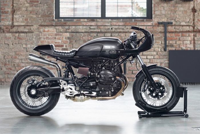 BMW R nineT Racer bergaya cafe racer lawas