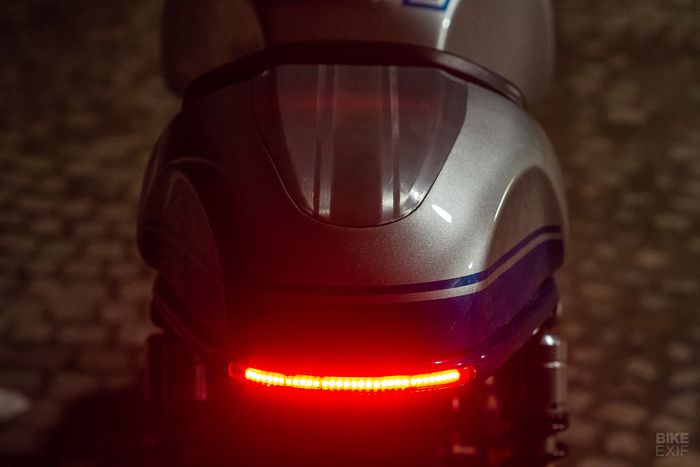 Subframe dirombak dan disemati stoplamp LED strip