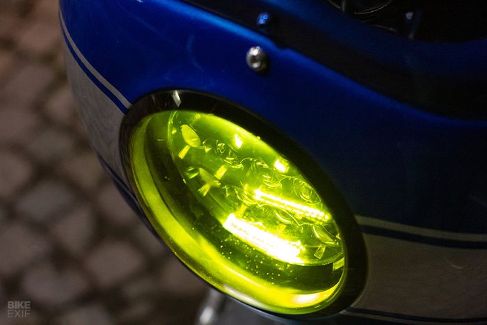 Headlamp juga pakai model LED tapi diberi kaca kuning demi menguatkan kesan klasik