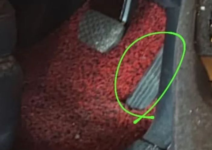 Bukti pedal gas Mazda CX-5 tersangkut karpet mie hingga hantam kafe berisi tiga orang di cucian mobil daerah cibubur, Ciracas, Jakarta Timur