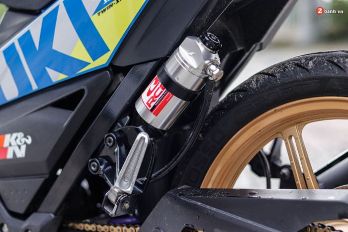 Suspensi belakang mengandalkan shock RCB