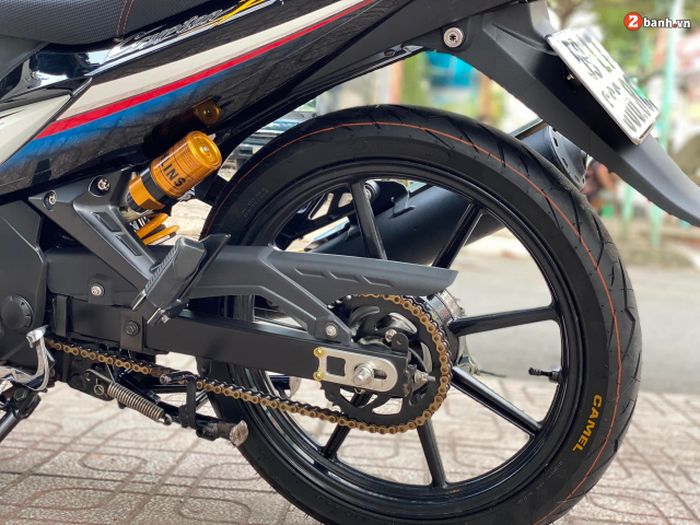 Suspensi belakang pakai shock Ohlins