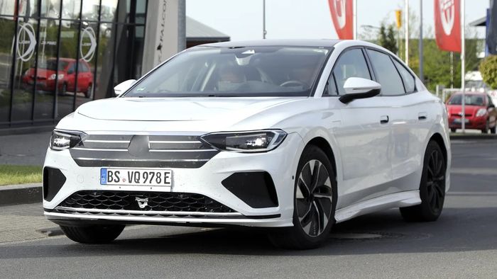 Spyshot mobil yang diduga Volkswagen Aero B, mobil pengembangan untuk ID. AERO.